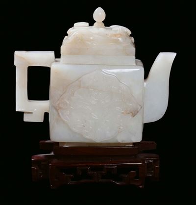 Teiera con Coperchio in Giada Bianca e Russet, Cina, Dinastia Qing, Periodo Qianlong (1736-1795)
