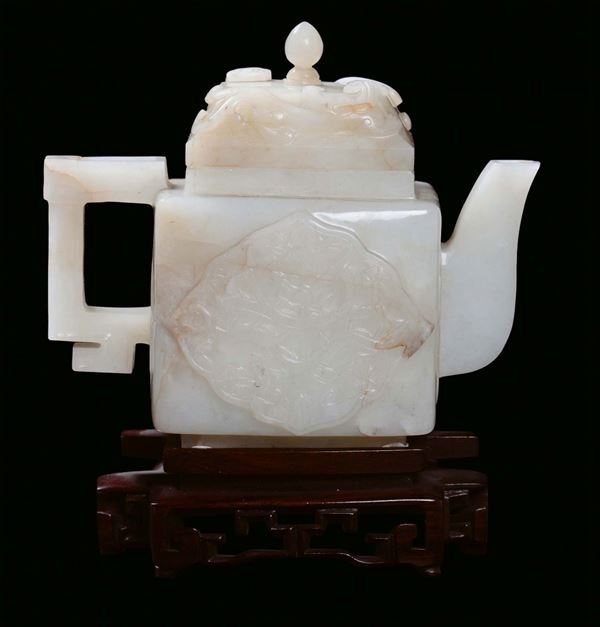 Teiera con coperchio in giada bianca e russet, Cina, Dinastia Qing, Periodo Qianlong (1736-1795)