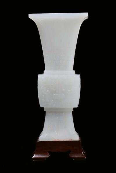 Vasetto in Giada Bianca Finemente Scolpito Modello Arcaico, Cina, Dinastia Qing, XVIII Secolo