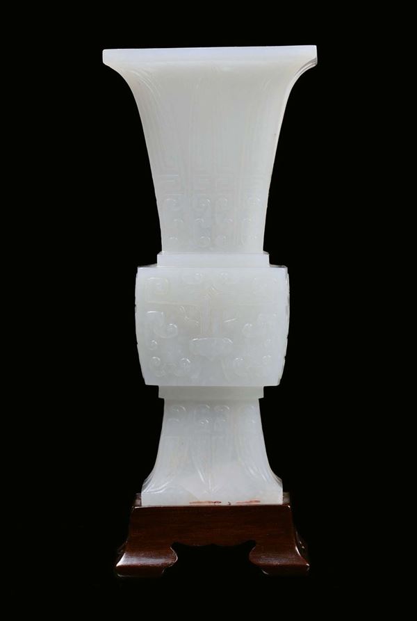Vasetto in giada bianca finemente scolpito modello arcaico, Cina, Dinastia Qing, Periodo Qianlong (1736-1795)