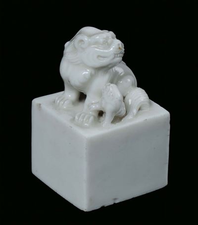 Sigillo in Porcellana Blanc De Chine Dehua con Cane di Pho e Cucciolo, Cina, Dinastia Qing, Fine ...