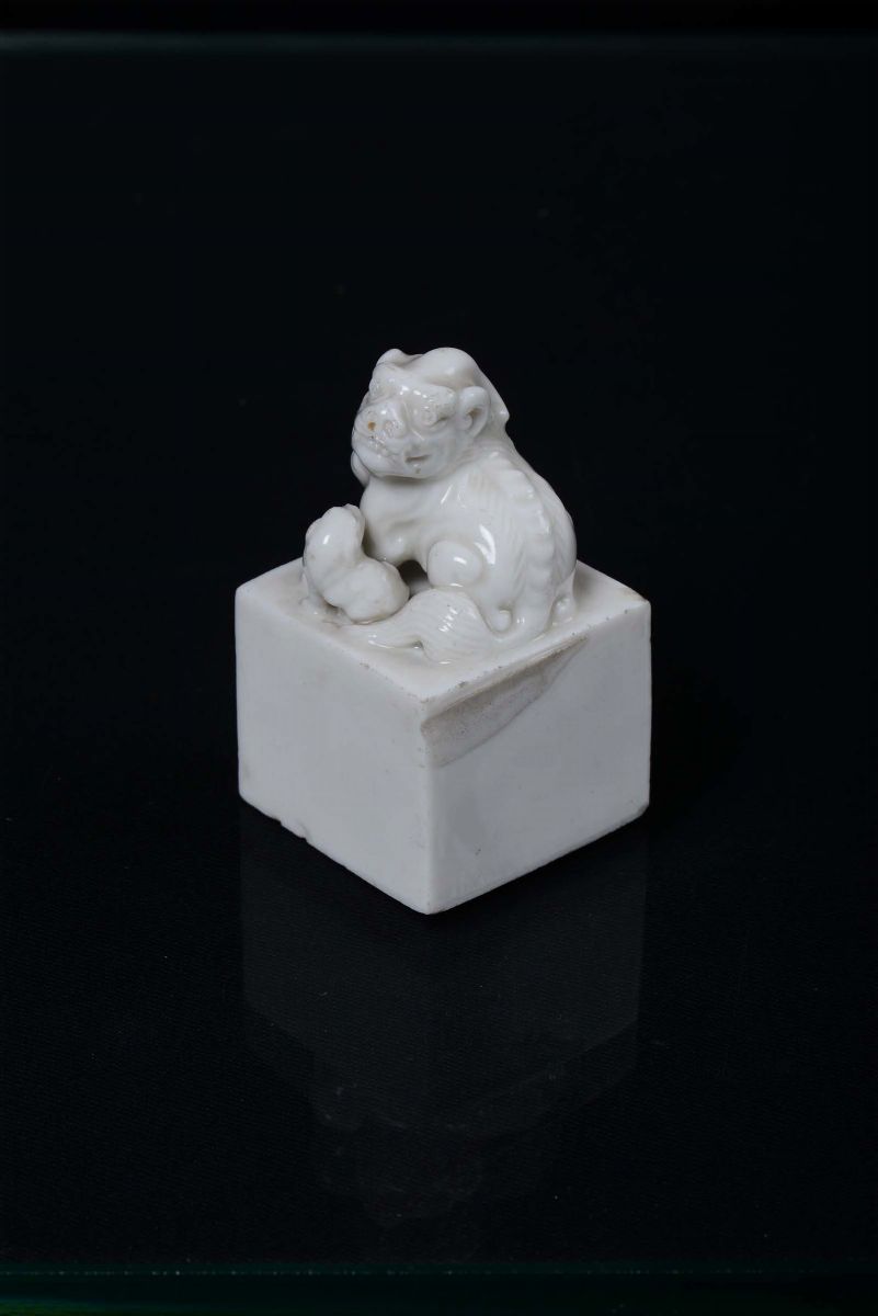 Sigillo in Porcellana Blanc De Chine Dehua con Cane di Pho e Cucciolo, Cina, Dinastia Qing, Fine ...
