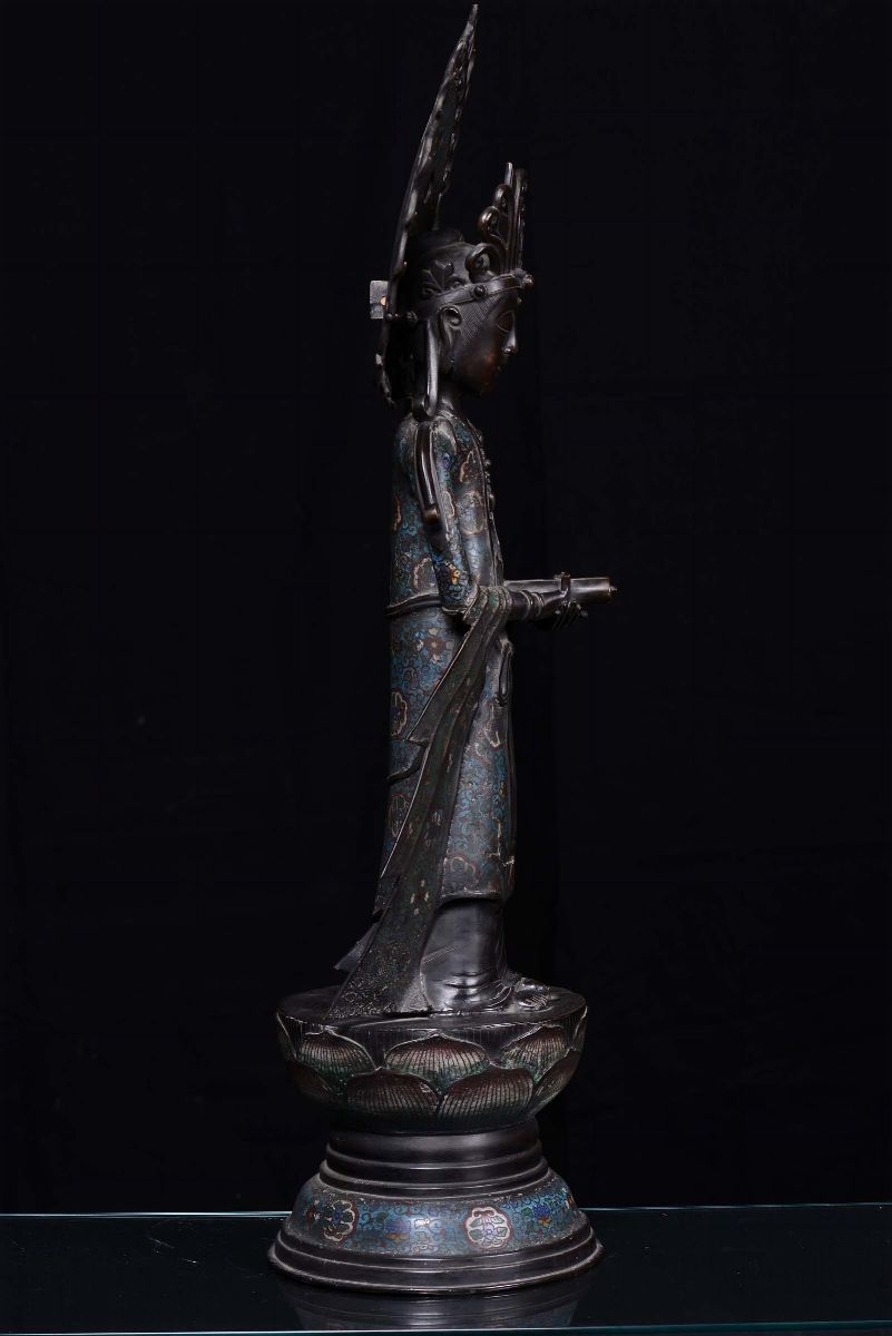 Scultura in Bronzo Brunito e Smalti Cloisonnè Raffigurante Bodhisattva, Giappone XIX Secolo