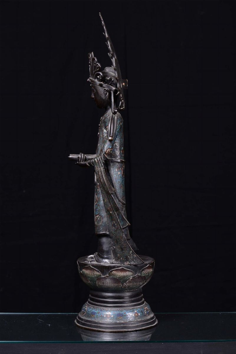 Scultura in Bronzo Brunito e Smalti Cloisonnè Raffigurante Bodhisattva, Giappone XIX Secolo