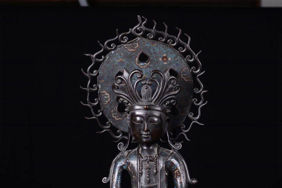 Scultura in Bronzo Brunito e Smalti Cloisonnè Raffigurante Bodhisattva, Giappone XIX Secolo