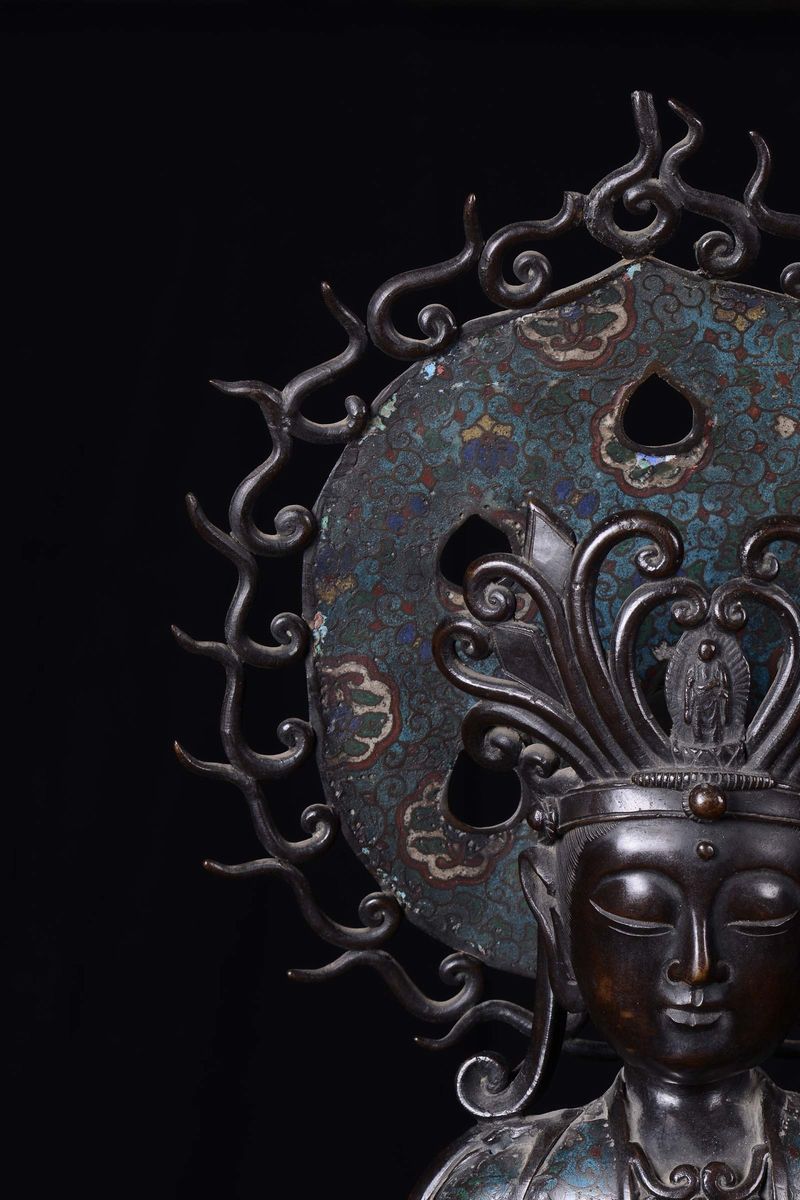Scultura in Bronzo Brunito e Smalti Cloisonnè Raffigurante Bodhisattva, Giappone XIX Secolo