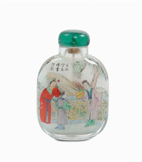 Snuff bottle decorata in policromia con figure, Cina