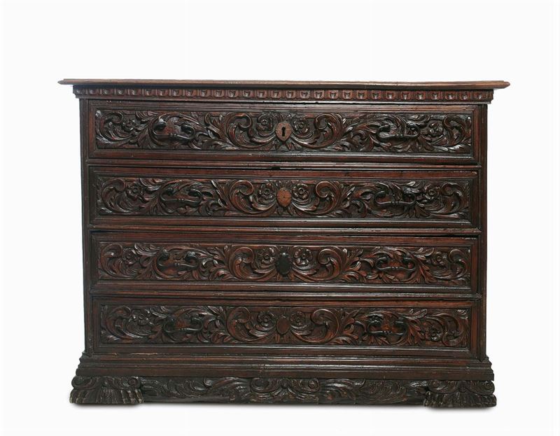 Cassettone in noce intagliato a quattro cassetti, XVII secolo  - Auction Antique and Old Masters - II - Cambi Casa d'Aste