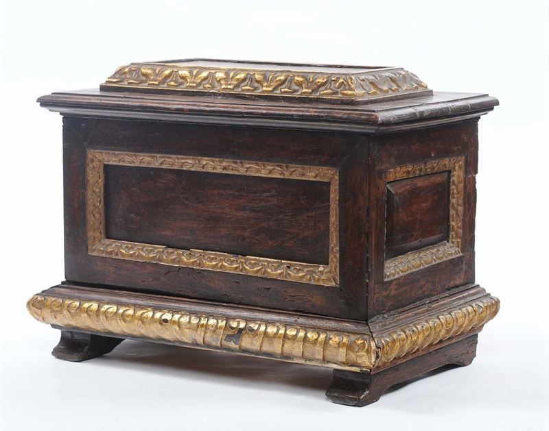 Scrigno in legno di noce intagliato e dorato, XVIII secolo  - Auction Antique and Old Masters - II - Cambi Casa d'Aste