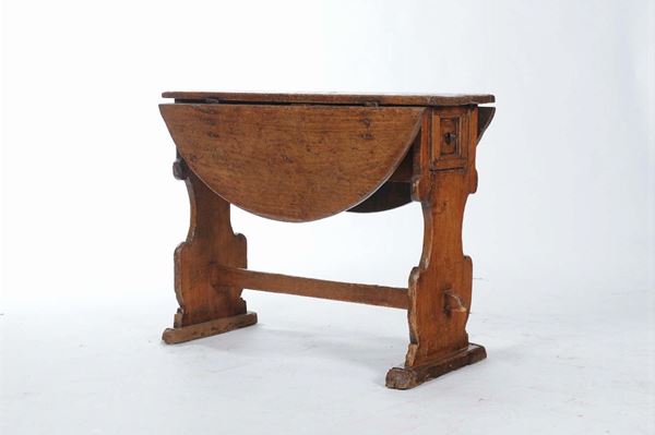Piccolo tavolo a bandelle in legno di pioppo, XVII secolo