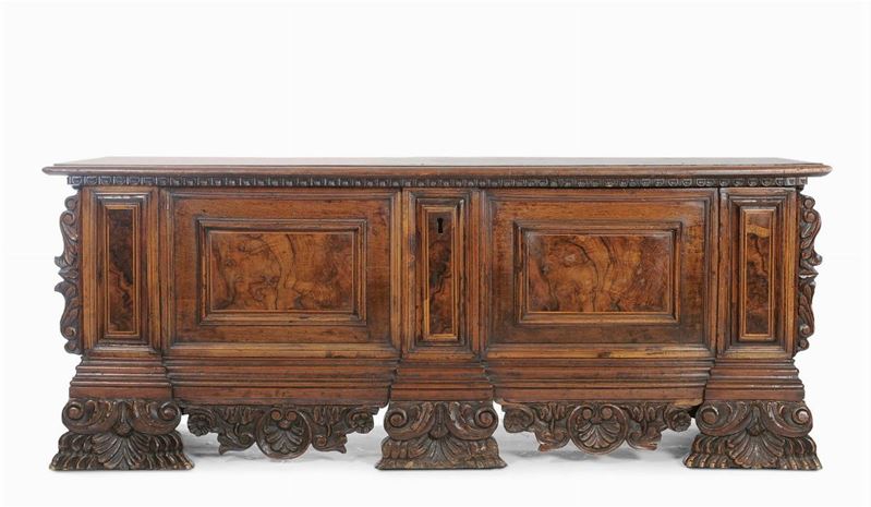 Cassapanca in noce e radica di noce, Bergamo XVIII secolo  - Auction Furnishings and Works of Art from Important Private Collections - Cambi Casa d'Aste