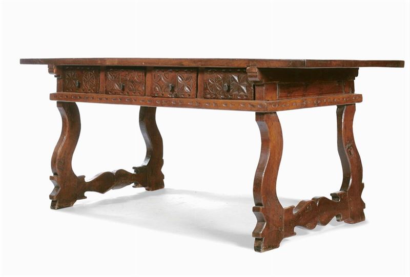 Grande tavolo a lira con cassetti in noce, Spagna XVII secolo  - Auction Antique and Old Masters - II - Cambi Casa d'Aste