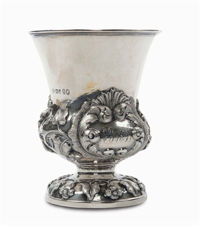 Piccola Coppa in Argento Fuso e Sbalzato a Fiori e Foglie, Inghilterra XIX Secolo