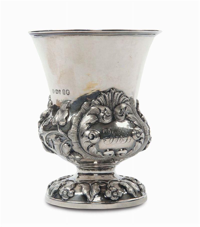 Piccola coppa in argento fuso e sbalzato a fiori e foglie, Inghilterra XIX secolo  - Auction Silver, Ancient and Contemporary Jewels - Cambi Casa d'Aste