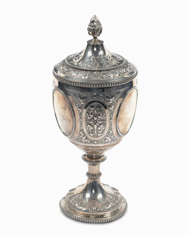 Coppa coloniale con coperchio in argento sbalzato e cesellato, argentiere Stephen Smith  - Auction Silvers and Jewels - Cambi Casa d'Aste