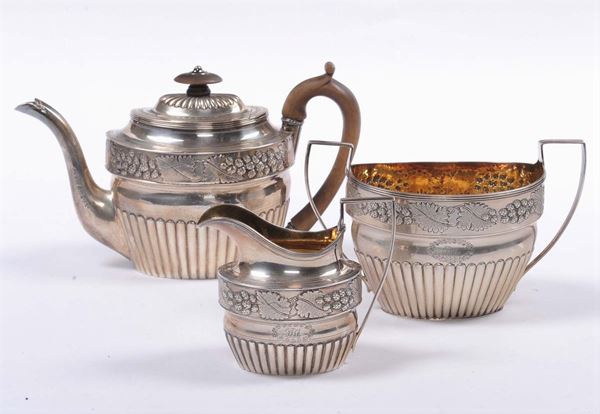Servizio da té in argento fuso e sbalzato, XIX secolo