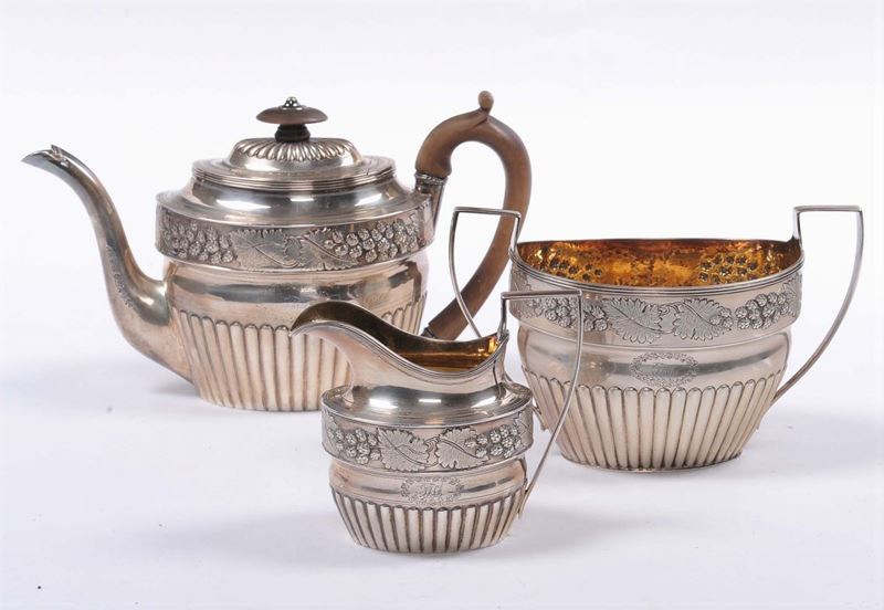 Servizio da té in argento fuso e sbalzato, XIX secolo  - Auction Silvers and Jewels - Cambi Casa d'Aste