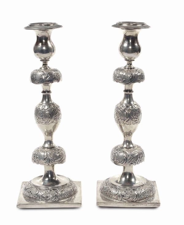 Coppia di candelieri in argento sbalzato e cesellato, Russia 1856