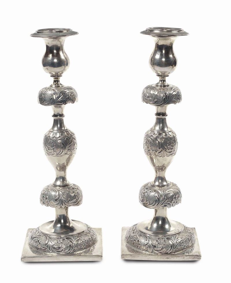 Coppia di candelieri in argento sbalzato e cesellato, Russia 1856  - Asta Argenti e Gioielli Antichi e Contemporanei - Cambi Casa d'Aste