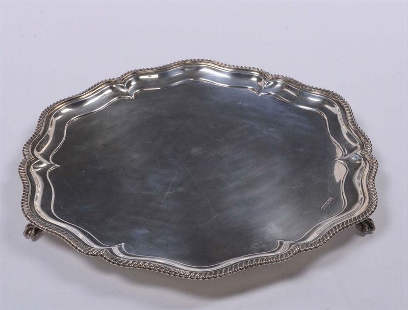 Salver in argento con bordo sagomato, Inghilterra 1917  - Asta Argenti e Gioielli Antichi e Contemporanei - Cambi Casa d'Aste