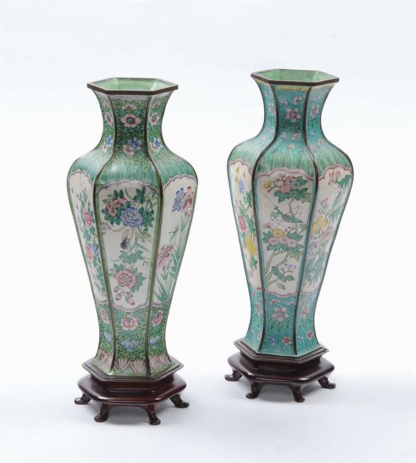 Coppia di vasi cloisonnè, Cina XX secolo