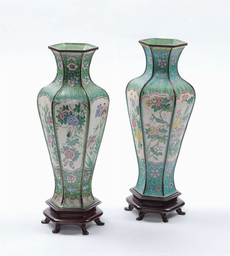 Coppia di vasi cloisonnè, Cina XX secolo  - Asta Antiquariato e Dipinti Antichi - II - Cambi Casa d'Aste