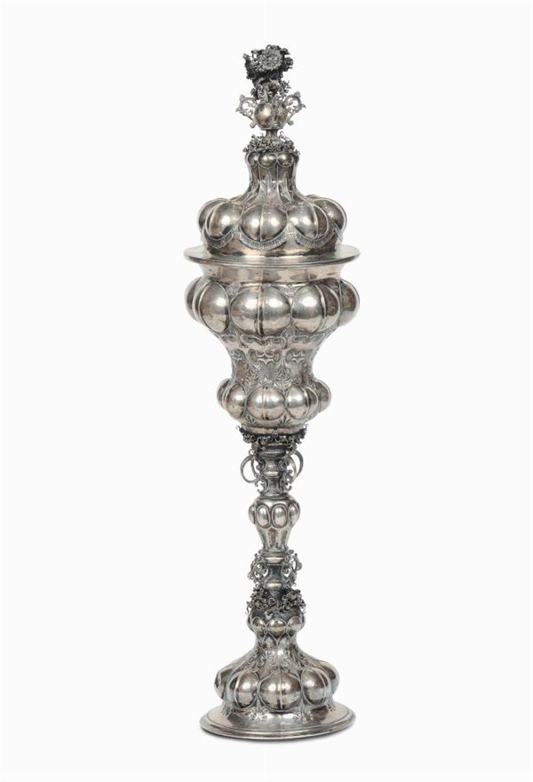Coppa nuziale in argento sbalzato, Germania XVIII-XIX secolo