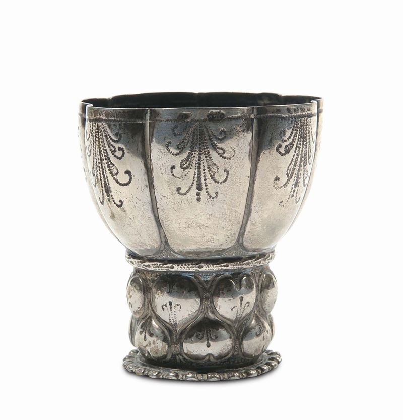 Bicchiere in argento sbalzato e cesellato, Germania XVII secolo  - Asta Argenti e Gioielli Antichi e Contemporanei - Cambi Casa d'Aste