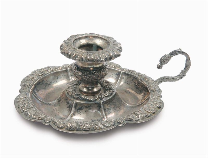 Bugia in argento sbalzato, Napoli XIX secolo  - Asta Argenti e Gioielli Antichi e Contemporanei - Cambi Casa d'Aste