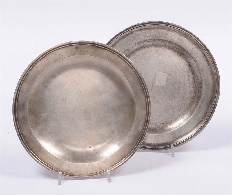 Coppia di piatti circolari lisci in argento, Italia XIX secolo  - Asta Argenti e Gioielli Antichi e Contemporanei - Cambi Casa d'Aste