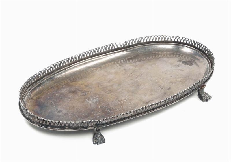 Vassoietto ovale con ringhiera traforata,poggiante su quattro piedi zoomorfi.  Roma 1815  - Auction Silvers and Jewels - Cambi Casa d'Aste