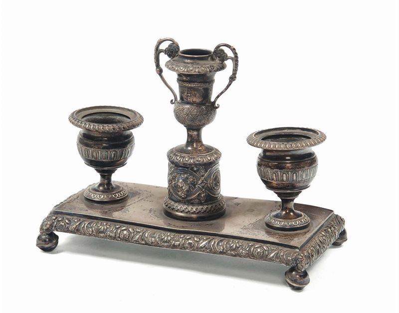 Piccolo calamaio a tre elementi in argento, Milano, Francesco Liverti (1812-1872)  - Asta Argenti e Gioielli - Cambi Casa d'Aste