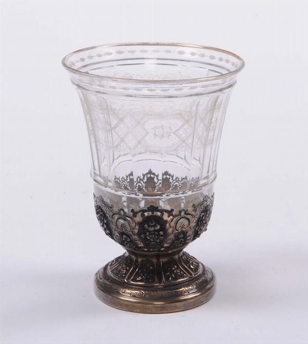 Bicchiere in vetro molato con montatura in argento sbalzato, Parigi metà del XIX secolo