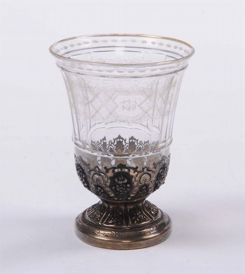 Bicchiere in vetro molato con montatura in argento sbalzato, Parigi metà del XIX secolo  - Auction Silvers and Jewels - Cambi Casa d'Aste