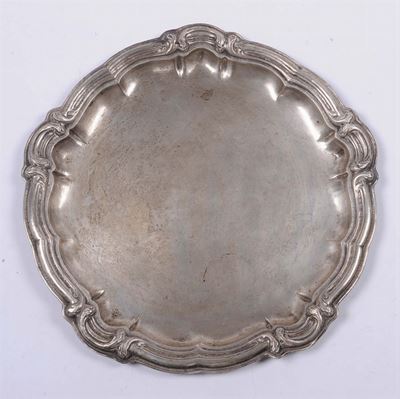 Vassoio in Argento con Bordo Sbalzato a Volute e Cesellato, XIX Secolo