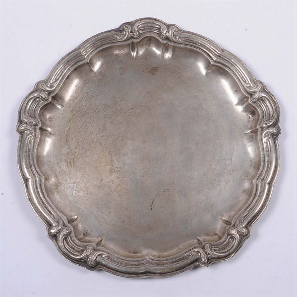 Vassoio in argento con bordo sbalzato a volute e cesellato, XIX secolo