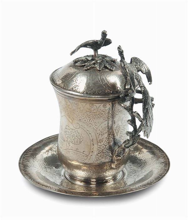 Tazza in argento cesellato con coperchio e piatto,arte ottomana.  Turchia XIX secolo