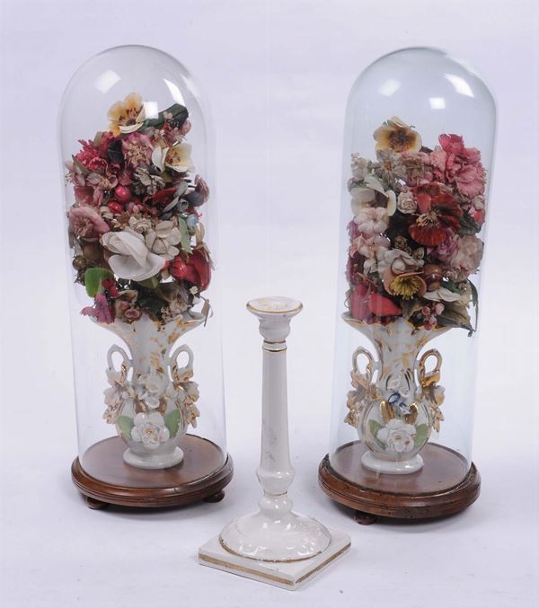 Coppia di vasetti in porcellana con trofei floreali entro teche in vetro