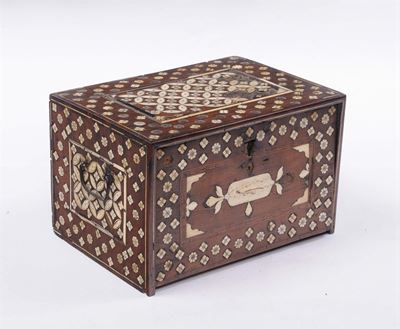 Cofanetto in Noce e Avorio con Decorazioni Incise a Motivi Geometrici, Nord Africa XIX Secolo
