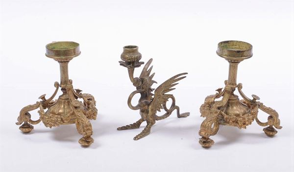 Lotto composto da tre candelieri e due fiorentine in ottone, XIX secolo