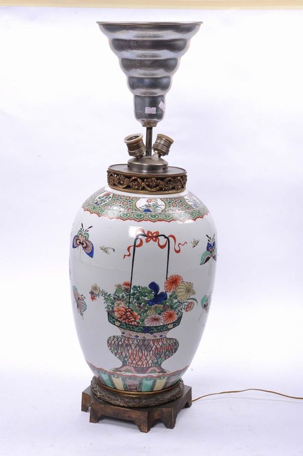 Due grandi vasi in porcellana di cui uno montato a lume, Cina XIX secolo
