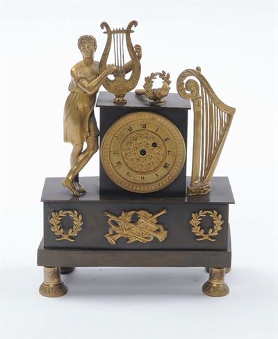 Piccola Pendola in Bronzo Dorato e Brunito Raffigurante Musa della Musica, Francia XIX Secolo