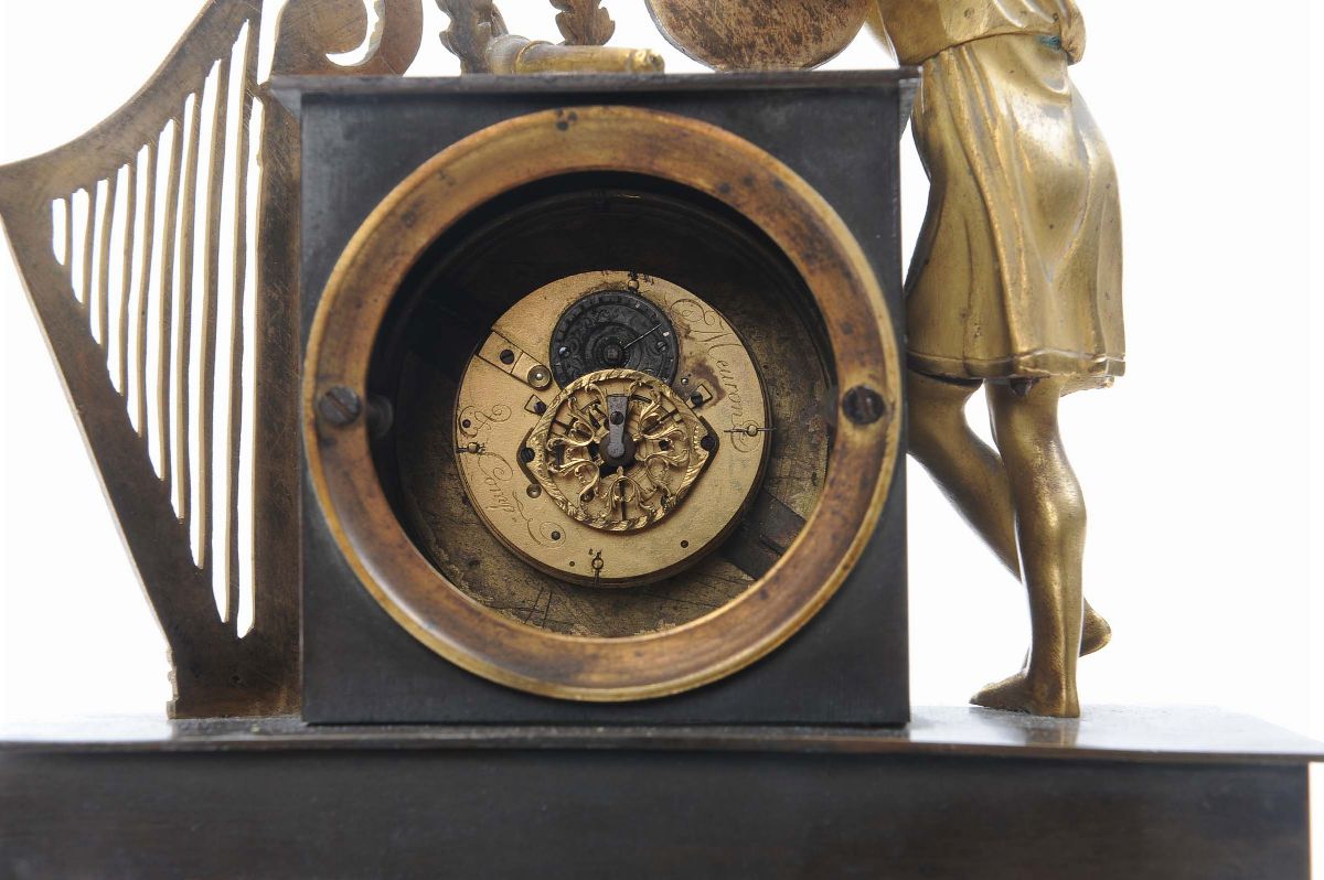 Piccola Pendola in Bronzo Dorato e Brunito Raffigurante Musa della Musica, Francia XIX Secolo