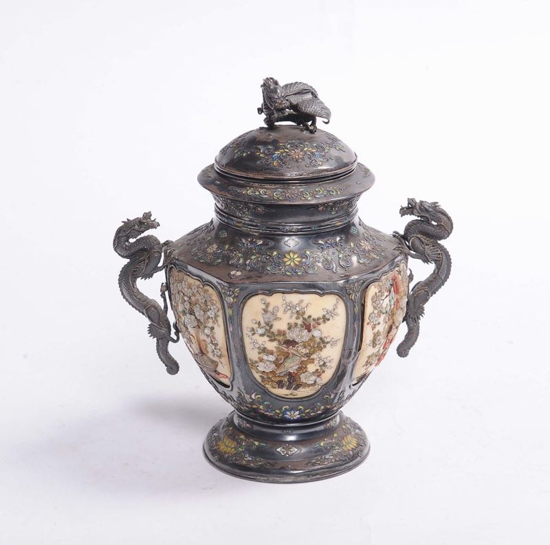 Vaso biansato in argento con pannelli in avorio decorati in madreperla, Giappone fine XIX secolo  - Auction Timed Fine Art - I - Cambi Casa d'Aste