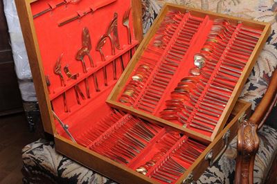 Servizio di Posate in Metallo Dorato con Cassetta in Legno, XX Secolo