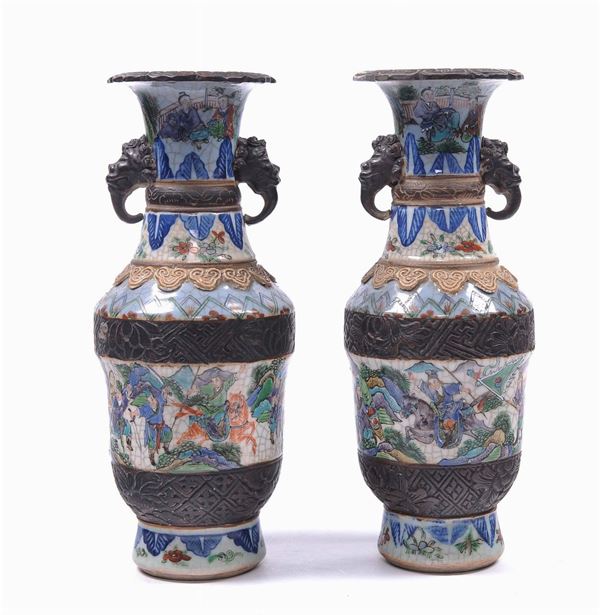 Coppia di vasi in porcellana con scene di battaglia in policromia e decorazione a rilievo, Giappone XIX secolo