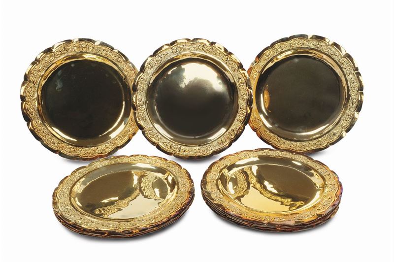 Dodici piatti in argento vermeil sbalzato  - Auction Silvers and Jewels - Cambi Casa d'Aste
