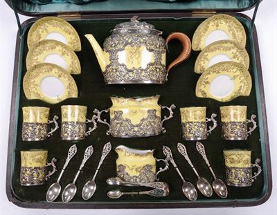 Servito da Caffè da Sei in Porcellana con Montatura in Argento Traforato, Inghilterra Fine XIX Se...