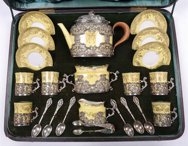 Servito da caffè da sei in porcellana con montatura in argento traforato, Inghilterra fine XIX secolo