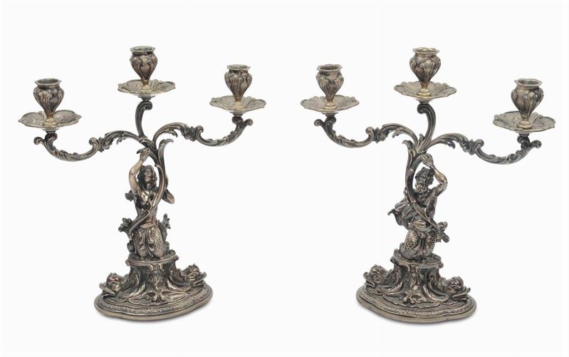 Coppia di candelieri a tre luci  in argento fuso e sbalzato  - Asta Argenti e Gioielli Antichi e Contemporanei - Cambi Casa d'Aste